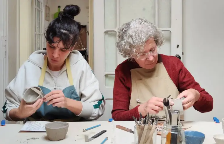 pessoas a trabalhar com barro